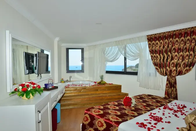 Balayı Deluxe Room - Deniz manzaralı, jakuzili ve balayı ikramlarıyla hazırlanmış özel konaklama deneyimi.
