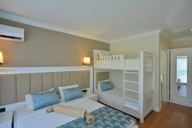 Family Room - 25 m², deniz manzaralı, havuza yakın, 4 yetişkin veya 2 yetişkin + 2 çocuk için uygundur.