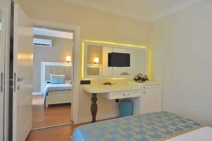 Garden Family Suit - 43 m², 1+1 ara kapılı düzen, balkon kullanımlı ve 4 yetişkin + 1 çocuk kapasitelidir.